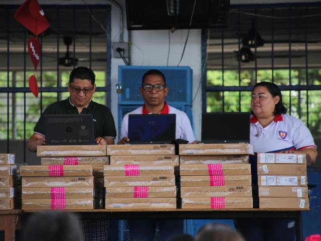 Profesores abriendo computadores donados