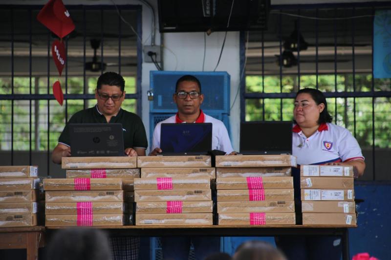 Profesores abriendo computadores donados